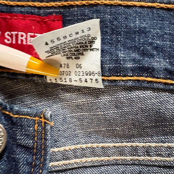 Vintage Y2K Levi's 518 Women's Boot Cut Flared Jeans in Medium Blue Wash - Picture 4 of 12